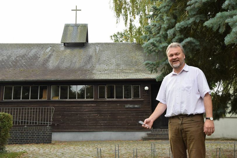 Pfarrer Heinrich Koch vor dem innen sanierten Lutherhaus im Bleichgäßchen.