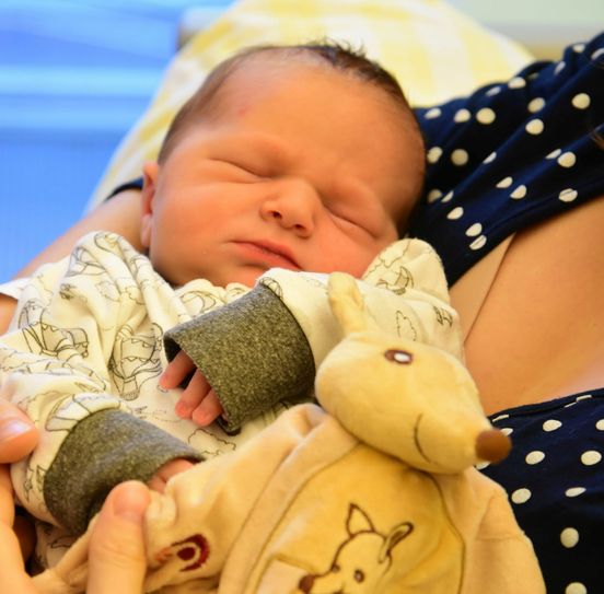 Klein Anton ist das 2000stes Baby des Jahres 2021, das in der Uniklinik Dresden zur Welt kam. Foto: Uniklinikum Dresden / Holger Ostermeyer