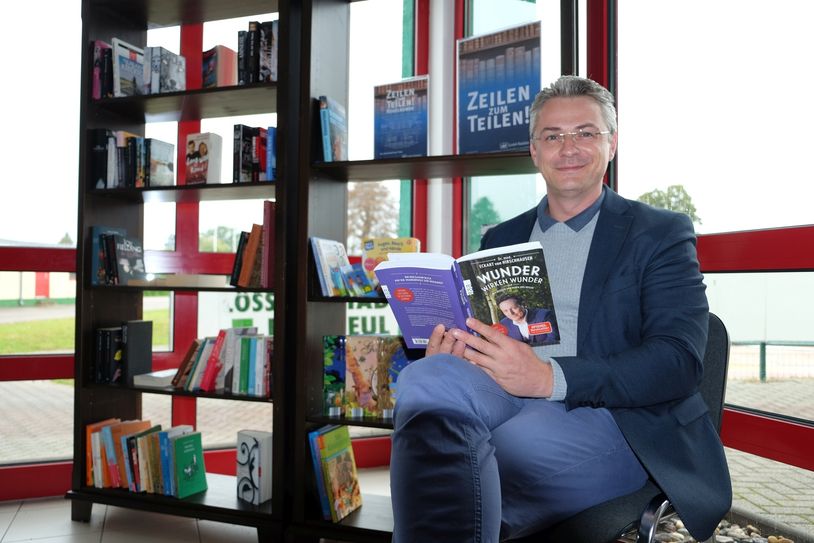 Titus Reime findet geteilte Bücher gut und ruft zum Mitmachen auf. Foto: Stadtbäder und Freizeitanlagen GmbH Radebeul