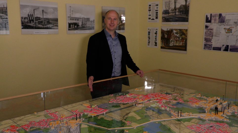 Bürgermeister Mirko Buhr am Stadtmodell von Lauchhammer. Foto: Heiko Jahn