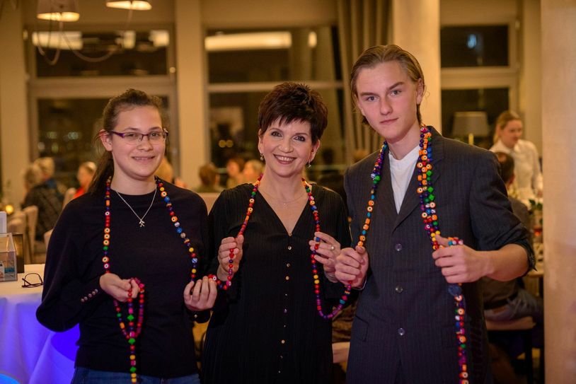 Annalena und Erik haben beide ihre Krebserkrankung überwunden, hier mit Simone Saloßnick (mi.) bei der Mutperlenparty 2021.