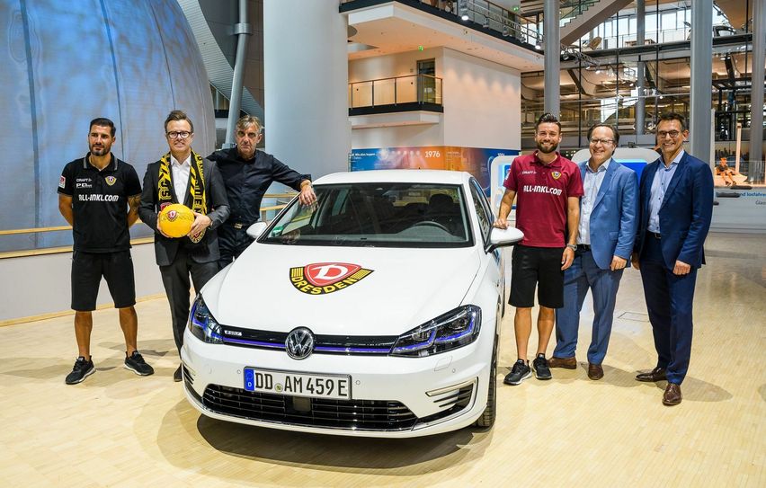 v.l. Cheftrainer Cristian Fiel, Henning Schulzki (Leiter Vertrieb & Marketing der Gläsernen Manufaktur), Sportgeschäftsführer Ralf Minge, Außenbahnspieler Niklas Kreuzer und Dr. Carsten Krebs, Leiter der Unternehmenskommunikation & Public Affairs von VW sowie Michael Born, kaufmännischer Geschäftsführer der SGD. Foto: SG Dynamo Dresden / Dennis Hetzschold