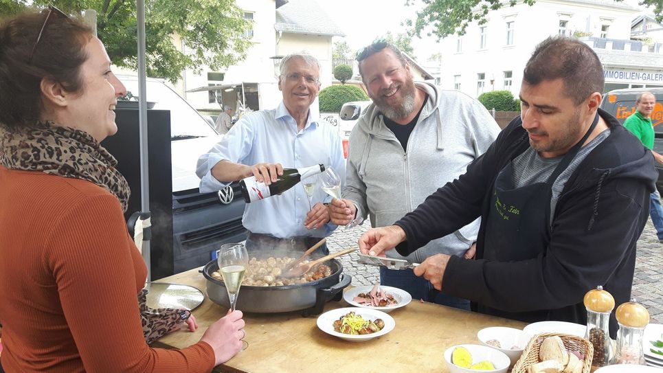 Zwei Weinexperten und ein Käsehersteller: Ab jetzt jeden Freitag auf dem Radebeuler Wochenmarkt zu finden (vor "Wein & Fein). Foto: Pönisch
