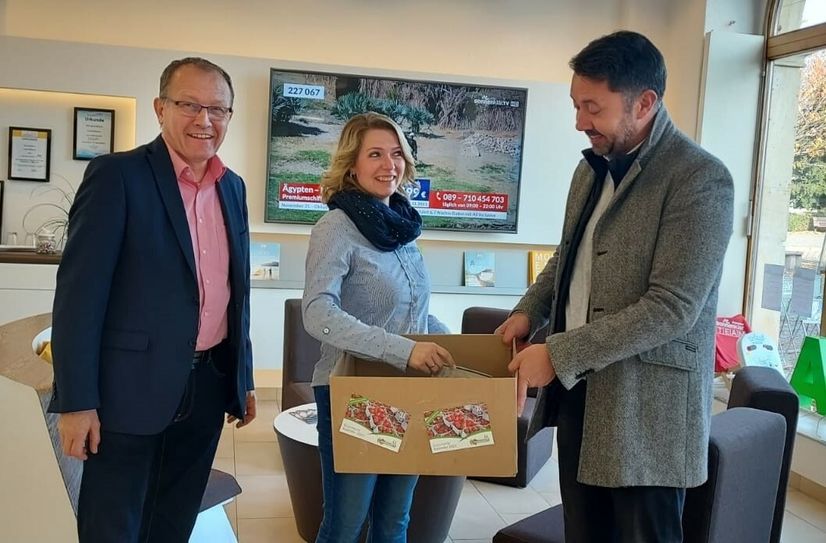 Lutz Hofmann, »Glücksfee« Kathleen Sämmang und Stadtmarketing-Chef Christian Friedel (v.l.) bei der Grünmarkt-Ziehung. Foto: Stadt Meißen