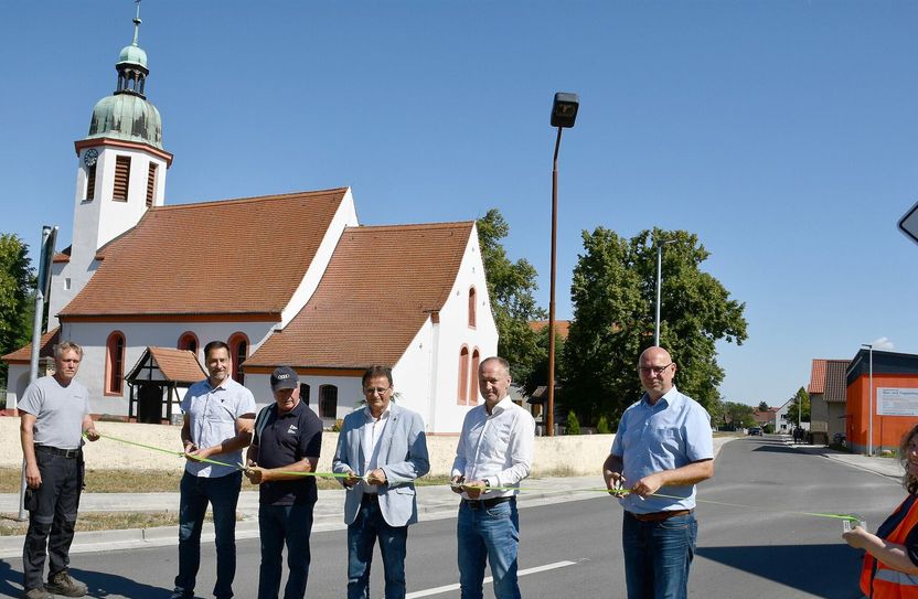 Bei der Übergabe der neuen Fahrbahn an der evangelischen Dorfkirche Stolzenhain v.l.n.r.: Andreas Bolle (Polier/ MATTHÄI), Eike Marschall (Planungsbüro DEGAT), Raimund Just (Ortsvorsteher Stolzenhain), Ciro Scherff (Gebäudemanagement LKEE), Michael Gollee (Geschäftsführer MATTHÄI), Bürgermeister Markus Terne und Kerstin Schülzke (LKEE).