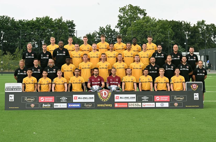 Mannschaftsfoto der SG Dynamo Dresden für die Saison 2022/23.