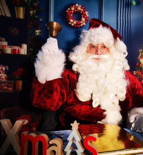 Am 1. Advent öffnet der einzig wahre Weihnachtsmann den Wunschzettelbriefkasten beim Hafenbüro in Cottbus.