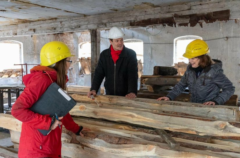 Friederike Böttcher, Adrian Rinnert und Kathrin Kagelmann auf der Baustelle.