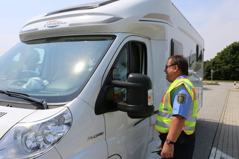Im Rahmen der Verkehrssicherheitsaktion „Safer Holiday“ überprüften Polizisten 40 Urlaubsfahrzeuge. Foto: Polizei