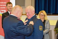 Werner-Siegwart Schippel, Vorsitzender des Landesfeuerwehrverbandes, ehrt den stellvertretenden Kreisbrandmeister a. D. für seine langjährigen Verdienste mit dem Feuerwehr Ehrenkreuz in Gold. Auch Landrat Siegurd Heinze und die 1. Beigeordnete Grit Klug danken Harald Jurke für seine jahrzehntelange ehrenamtliche Tätigkeit.