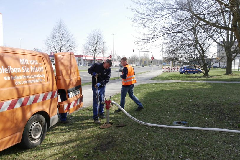 In Vorbereitung auf die Sanierung der Trinkwasserleitung hatten Mitarbeiter des Wasserversorgers bereits Ende März die örtlichen Gegebenheiten überprüft. Foto: LWG