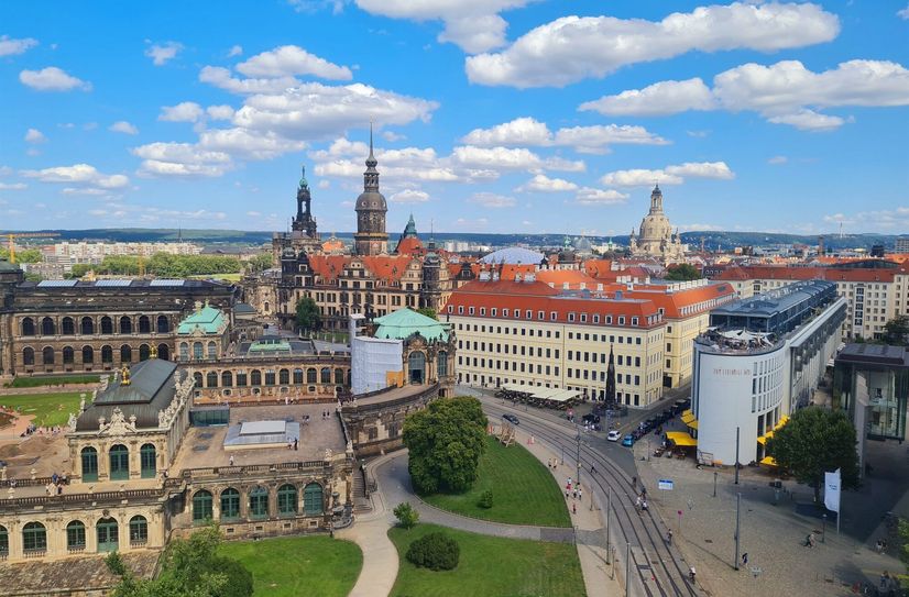 Dichte Bebauung und wenig Grün sorgen in manchen Stadtbereichen für einen Wärmestau im Sommer. Ein Projekt will diese Hitzeinseln jetzt aufspüren.