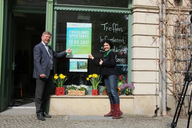 Oberbürgermeister Bert Wendsche ist Schirmherr des 3. Frühlingsspektakel in Radebeul West. Nadine Wollrad vom Bürgertreff in Radebeul-West ist an der Organisation des Stadtteilfestes intensiv eingebunden. Foto: Lindackers