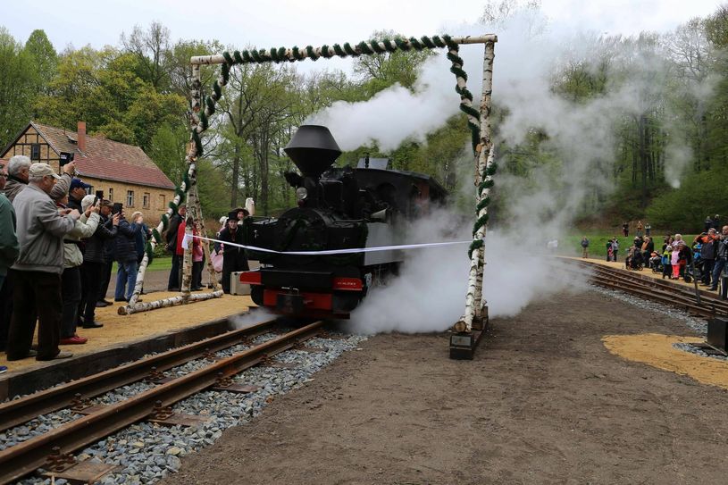Der Hochzeitswaggon ist nicht die einzige Neuerung, die die Waldeisenbahner kürzlich feiern konnten. Am 5. Mai fuhr der erste Zug in den neuen Haltepunkt im Badepark Bad Muskau ein. Foto: Moises Mogollones