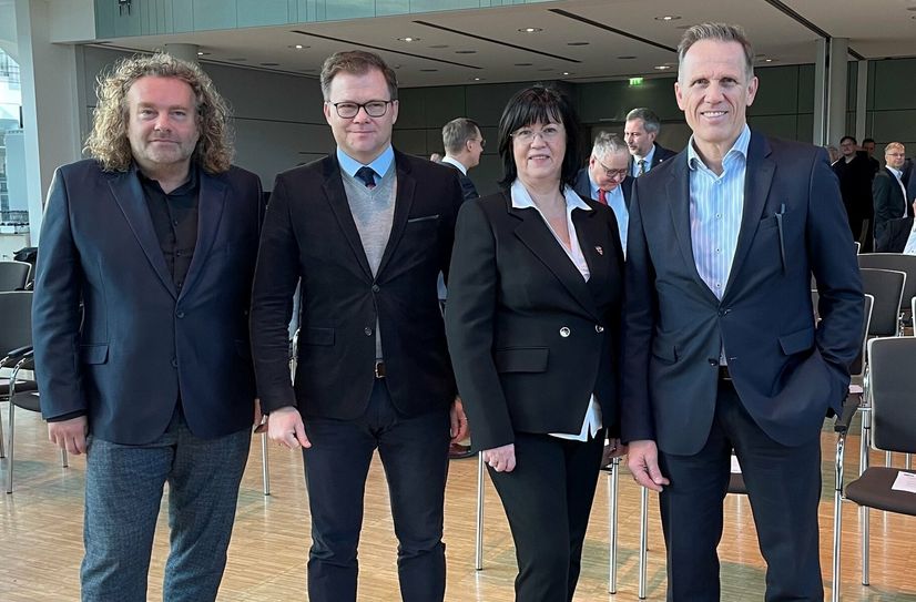 Die Sprecher der Lausitzrunde, Christine Herntier und Torsten Pötzsch (l.) begrüßten im Dezember den Ostbeauftragten der Bundesregierung, Carsten Schneider (2.v.l.), und den Vorstandsvorsitzenden der LEAG, Thorsten Kramer (r.).