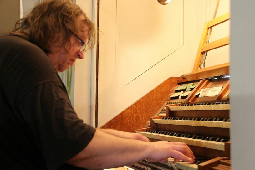 Organist Matthias Eisenberg an der berühmten Sauer-Orgel. Foto: Keil