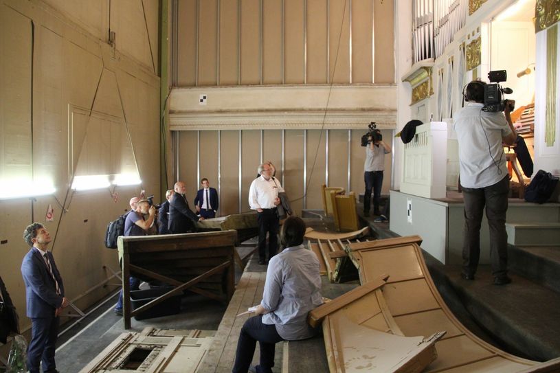 Bei einem Rundgang durch die Stadthalle durften die Mitglieder der Gremien der Stadthallenstiftung unter anderem die Sauer-Orgel in Aktion erleben. Foto: Keil
