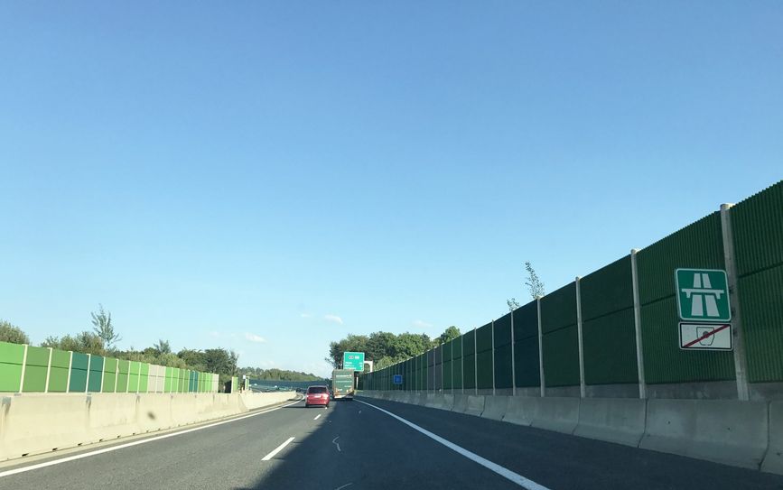 Die Autobahn auf tschechischer Seite. Ganz rechts der Hinweis, dass hier noch keine Vignette benötigt wird. In der Gegenrichtung sieht es anders aus.         Foto: Schramm