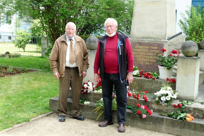 Klaus Fiedler und günter Tischendorf am Ehrenmal.