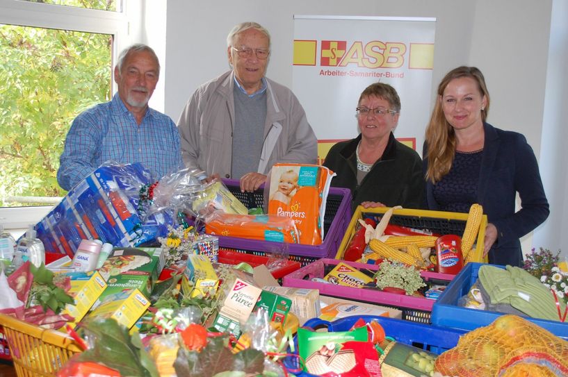 Wolf Jezewski, Alexander Paul, Pfarrer i. R. und Elona Maly übergaben an Alies Domaschke (v. li.) die Spenden. Foto: Wo