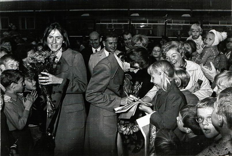 Rosemarie Ackermann und Gunhild Hoffmeister beim Empfang auf dem Cottbuser Bahnhof nach den Olympischen Spielen in München. Foto: Stadtmuseum Cottbus