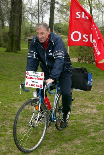 Flagge zeigte er auch bei der "Radfernfahrt Cottbus - Kaiserslautern - Cottbus". Foto: Helbig