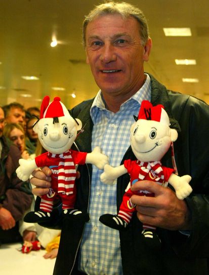 Eduard Geyer präsentiert das Maskottchen des FCE, Lauzi. Foto: Helbig