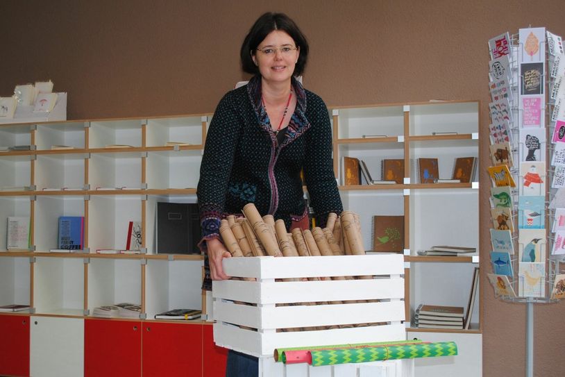 Sylvia Buttler in ihrem Papiersalon. Foto: EGZ