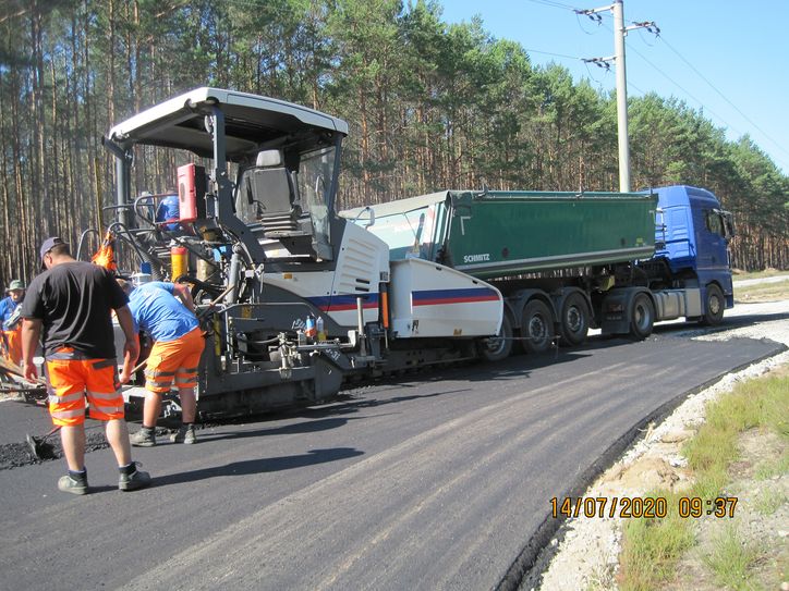 Leistungsfahrt des Einbauzuges auf der Kreisstraße K 7101 bei Zelz. Foto: pm