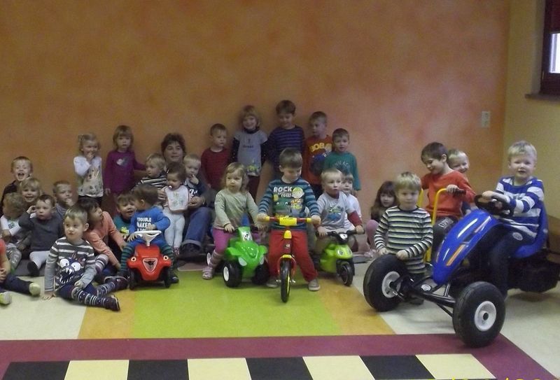 Die Kinder freuen sich über den neuen Fuhrpark. Foto: AWO Kreisverband Oberlausitz