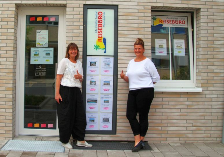Irinel Jahnke und Andrea Mielich (v.l.) betreiben seit zehn Jahren ihr eigenes Reisebüro im City-Center Freital. Zu ihren Kunden haben sie ein familiäres Verhältnis. Foto: R. Rink