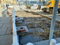 Gehwegplatten werden entfernt.