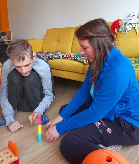 Johanniter-Ergotherapeutin Susann Krautz unterstützt die Pflegefachkräfte im Kinderhaus. Foto: Johanniter-Unfall-Hilfe e. V.