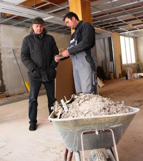 Upcycling-Fan Uwe Jähnig und Hauseigentümer Alexander Mikwauschk besprechen in den Ladenräumen an der Bautzener Straße erste Details zur möglichen Innenausstattung.