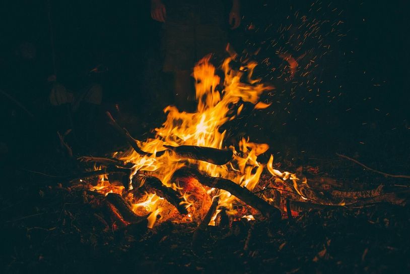 Hexenfeuer und Tanz in den Mai in der Hofewiese.