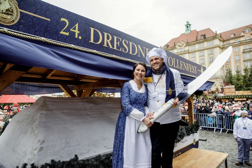 23. Dresdner Stollenmädchen Hanna Haubold und der 1. Deutsche Meister der Bäckermeister René Krause beim Anschnitt des Riesenstollens