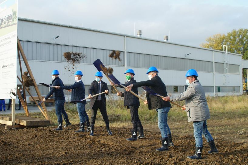 Symbolischer Spatenstich bei Skan. Das Unternehmen investiert in Hagenwerder 20 Millionen Euro in neue Produktionsflächen und ein zugehöriges Verwaltungsgebäude. Die Produktionskapazitäten verdoppeln sich nach dem Ausbau. Foto: T. Keil