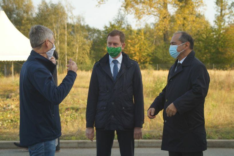 Zum symbolischen Spatenstich waren auch Sachsens Ministerpräsident Michael Kretschmer (Mitte) und der Görlitzer Oberbürgermeister Octavian Ursu (rechts) vor Ort. Hier werden sie von Standortleiter Mario Ludwig begrüßt. Foto: T. Keil