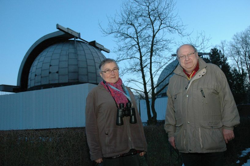 Georgia und Heinz Brauer vor einem ihrer liebsten Plätze – der Sternwarte in Bautzen. Foto: Hache