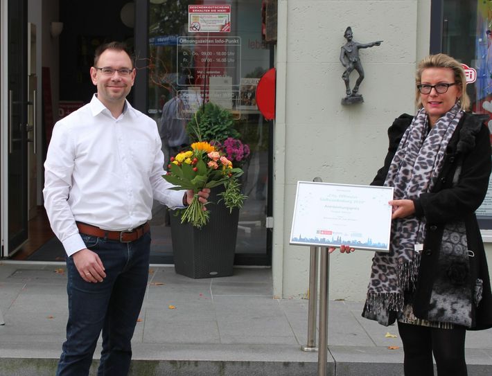 Marion Goyn (re.), Geschäftsführerin der Wohn- und Baugesellschaft Calau mbH, nahm von Marcel Petermann (li.), Manager des IHK-Regionalcenters Oberspreewald-Lausitz, den Anerkennungspreis entgegen.