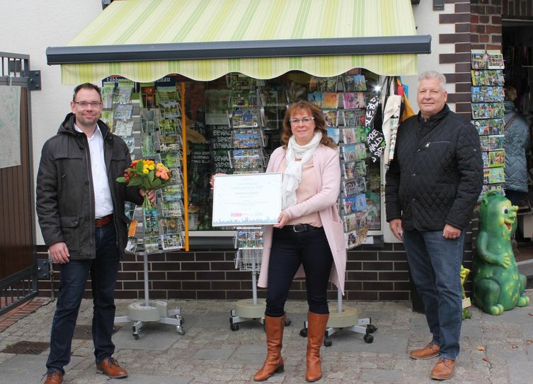Marcel Petermann (li.), Manager des IHK-Regionalcenters Oberspreewald-Lausitz, übergab mit Hartmut Klauschk (re.) aus der Wirtschaftsförderung der Stadt Lübbenau den Anerkennungspreis an Angela Glaubitz (Mitte), Vorsitzende der Interessengemeinschaft Altstadt-Lübbenau. Fotos: IHK Cottbus