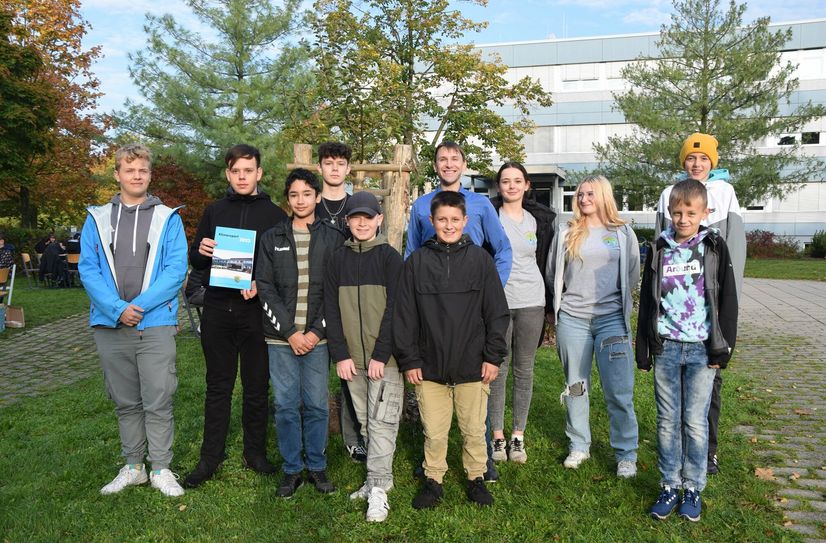 Staffelstabübergabe der 10. Klasse (hinten) an die siebente Klasse (vorn).