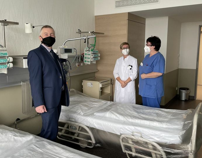 Peter Zeidler, Verwaltungsdirektor, Anda-Gabriela Bogatean, leitende Oberärztin des interdisziplinären Intensivbereichs und Schwester Bärbel Ebert, pflegerische Stationsleitung der IMC (v.l.). Foto: pm