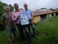Der Christliche Verein Oberlichtenau feiert das 30-jährige Bestehen seines Erich-Stange-Jugendhauses (im Hintergrund) mit einer Festwoche im Juni 2024. Zu den Initiatoren der Jubiläumsveranstaltung gehören neben  Georg Förster auch der Mitbegründer des Vereins, Maik Förster, sowie der CV-Vorsitzende Uwe Schirrmeister (v.l.n.r.).  Foto: Rainer Könen.
