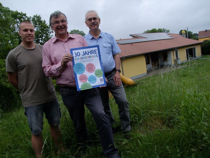 Der Christliche Verein Oberlichtenau feiert das 30-jährige Bestehen seines Erich-Stange-Jugendhauses (im Hintergrund) mit einer Festwoche im Juni 2024. Zu den Initiatoren der Jubiläumsveranstaltung gehören neben  Georg Förster auch der Mitbegründer des Vereins, Maik Förster, sowie der CV-Vorsitzende Uwe Schirrmeister (v.l.n.r.).  Foto: Rainer Könen.