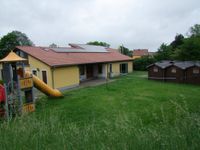 Jugendhaus und die danebenstehenden Holzhütten haben 26 Übernachtungsplätze, damit ist diese Einrichtung der größte Beherbergungsbetrieb in Oberlichtenau. Foto: Rainer Könen