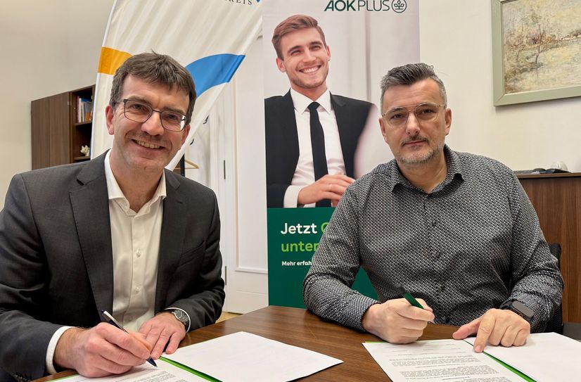 Jörg Szewczyk und Rene Schaarschmidt unterzeichnen die neue Kooperationsvereinbarung zwischen Landratsamt und AOK Plus.