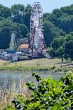 Das Riesenrad fürs Stadtfest steht auf den Elbwisen in Riesa