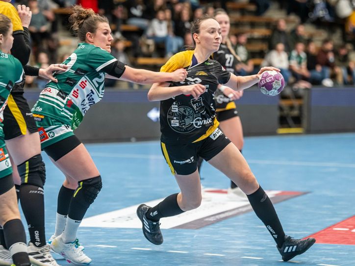 Alicja Pekala sucht trotz Kontakt die Lücke. Foto: FRISCH AUF Göppingen