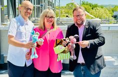Christian Bidmon, er lag als Junge ein Jahr auf der Kinderkrebsstation, der Vereinsvorsitzende des Sonnenstrahl Andreas Führlich sowie Mutmacherin Mareen Schönlebe freuen sich auf das neue Familienhaus.